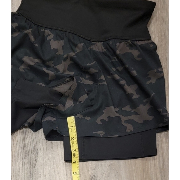SPANX Cammo get moving shorts athletics lined - Picture 4 of 8